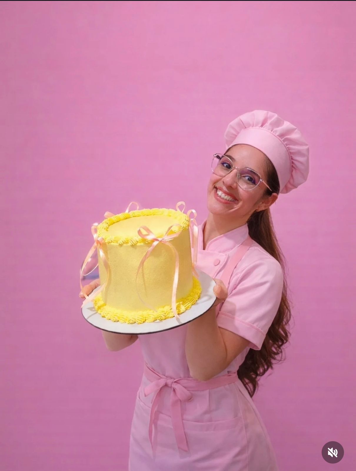 Bolo rosa decorado com rosas de buttercream